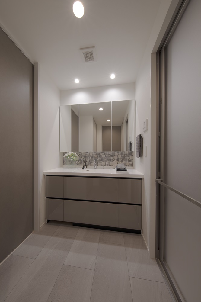DRESSING ROOM