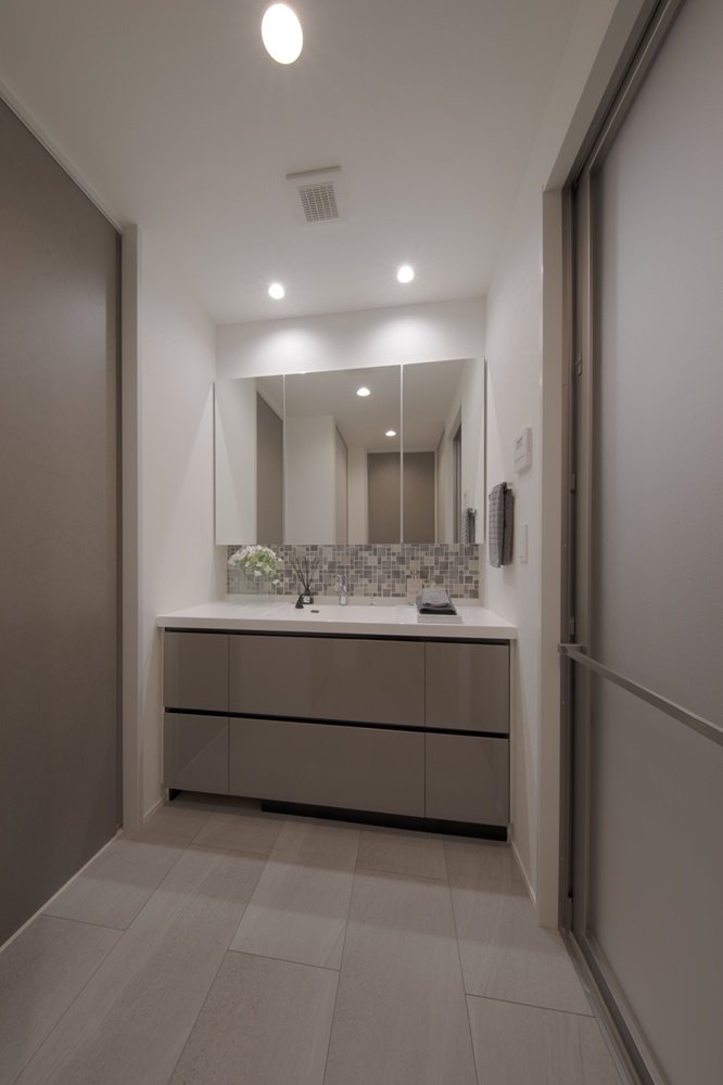 DRESSING ROOM