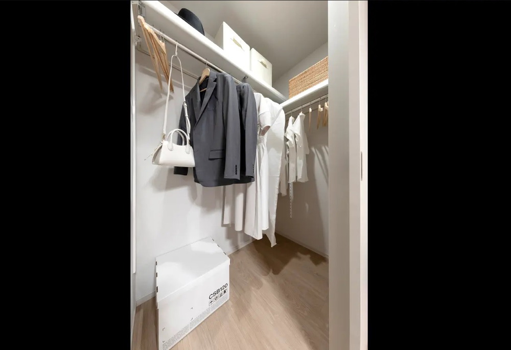 WALK-IN CLOSET