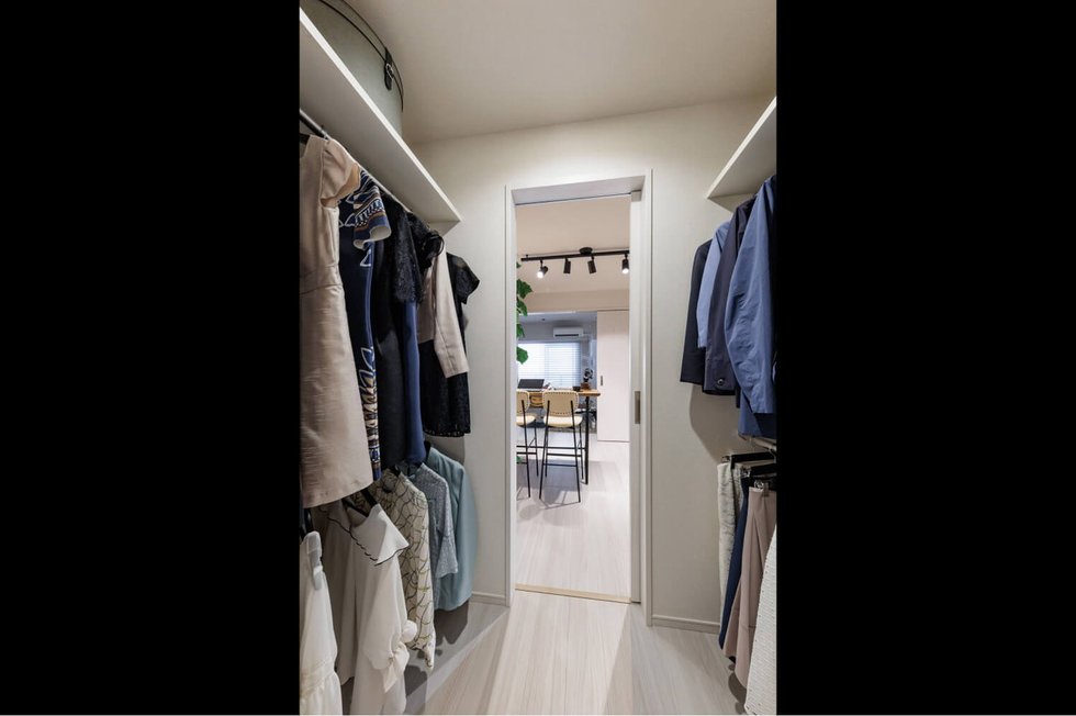 WALK THROUGH CLOSET
