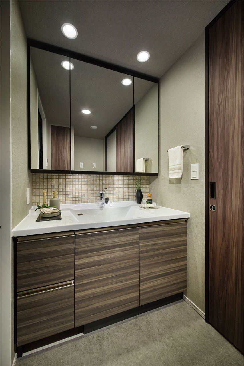 DRESSING ROOM
