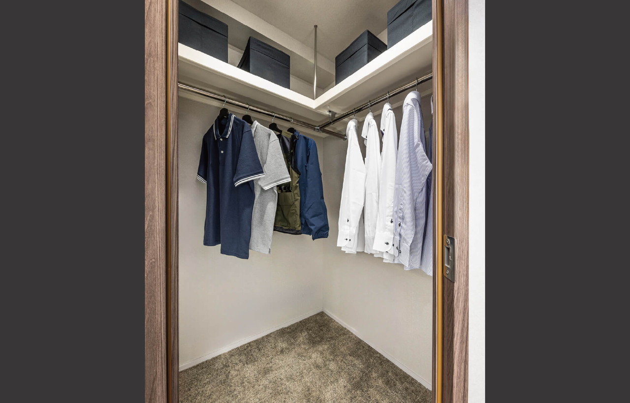 WALK-IN CLOSET