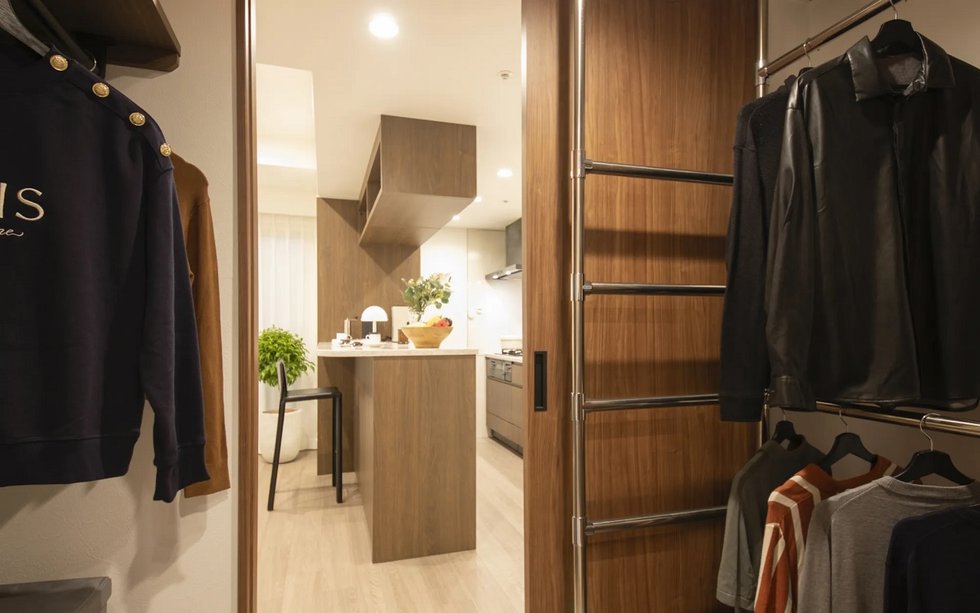 WALK THROUGH CLOSET