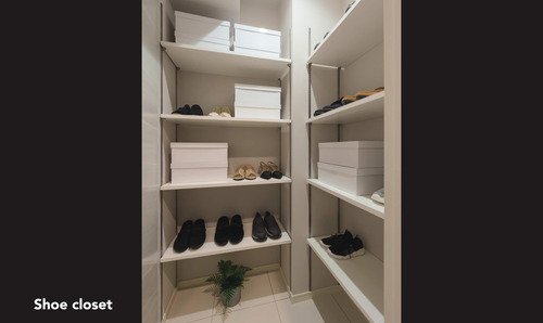 Shoe closet