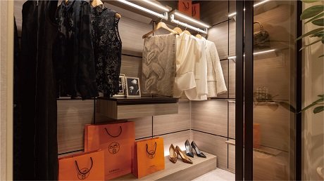 WALK IN CLOSET
