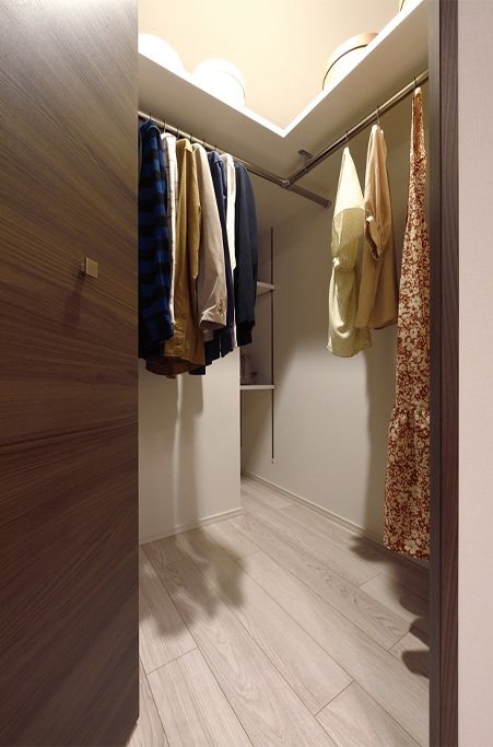 WALK-IN CLOSET