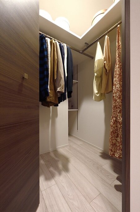 WALK-IN CLOSET