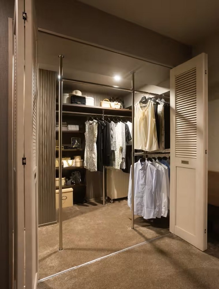 BIG WALK IN CLOSET