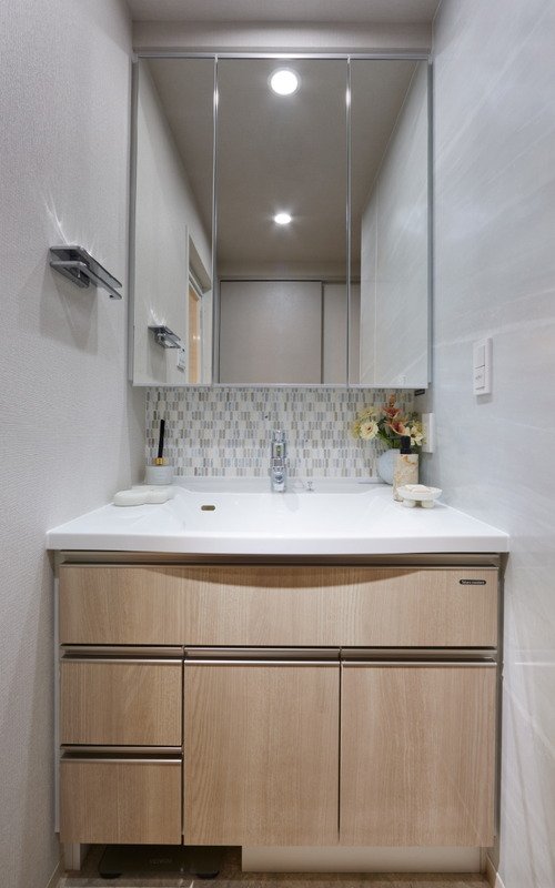 POWDER ROOM