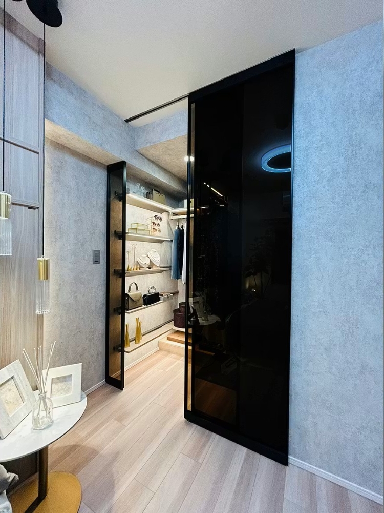 Walk-In-Closet