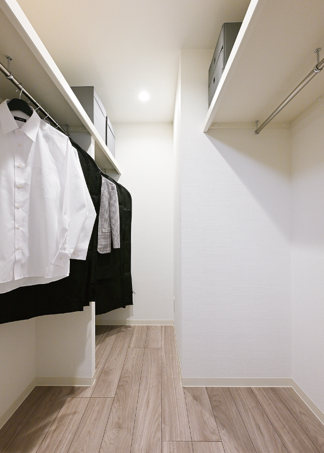 WALK IN CLOSET