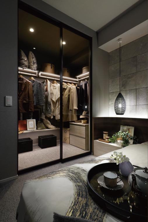 WALK IN CLOSET