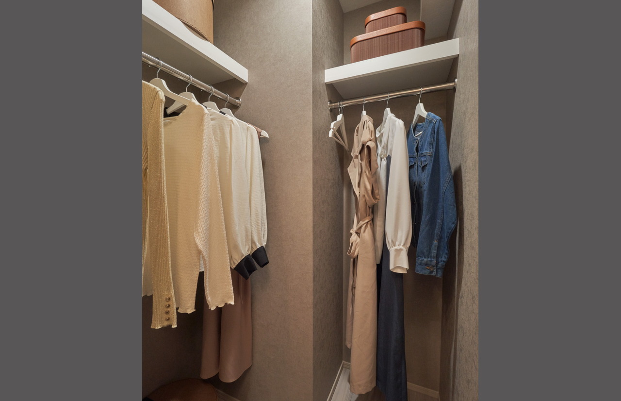 WALK IN CLOSET