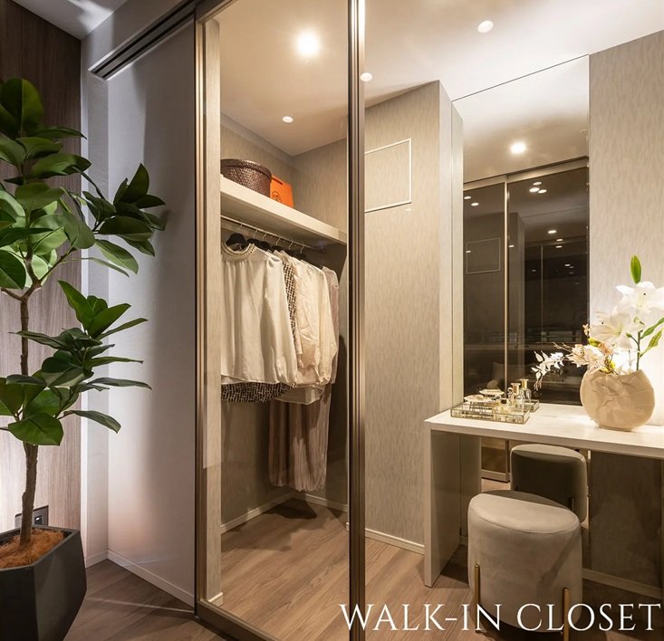 WALK IN CLOSET