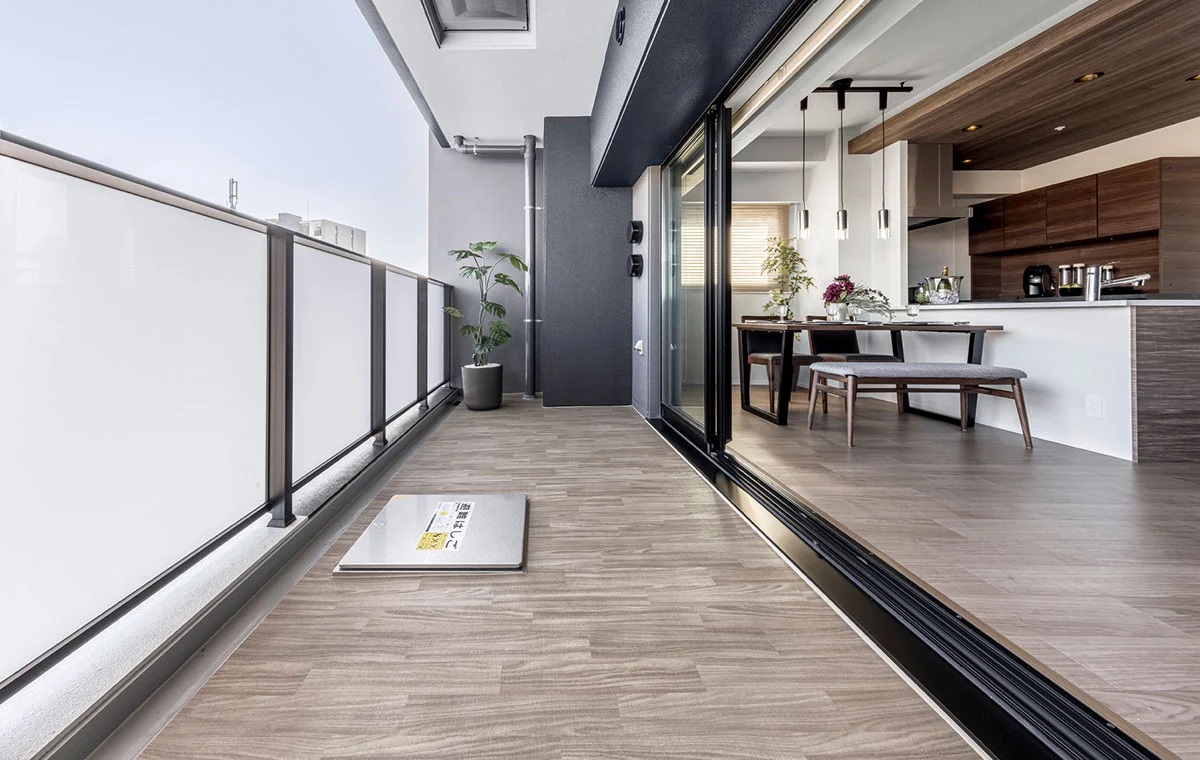 BALCONY