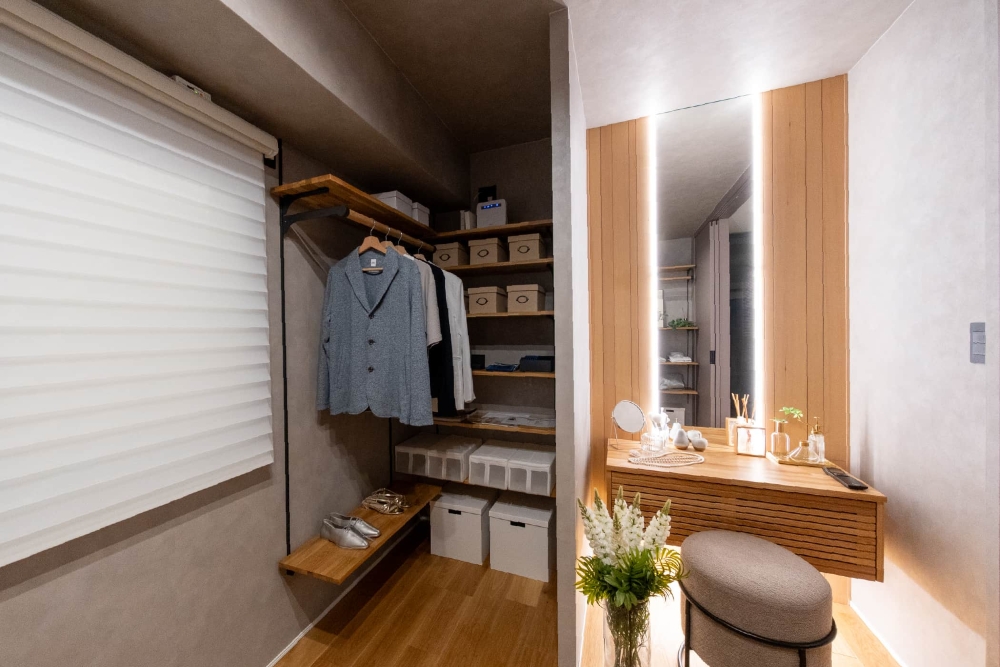 POWDER CORNER in CLOSET