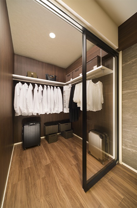 SALON WALK-IN CLOSET