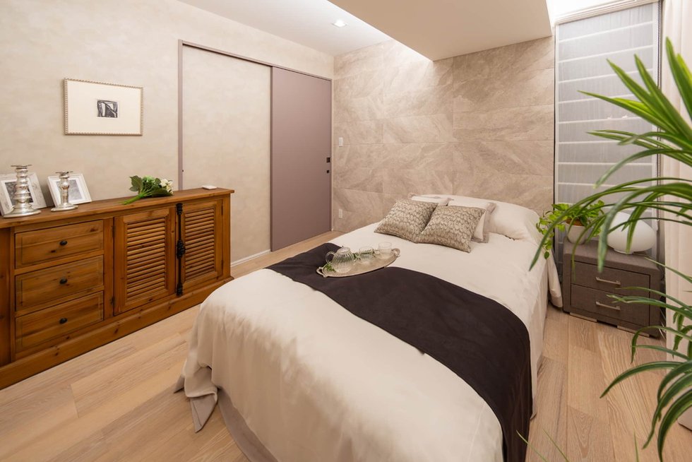 MAIN BED ROOM