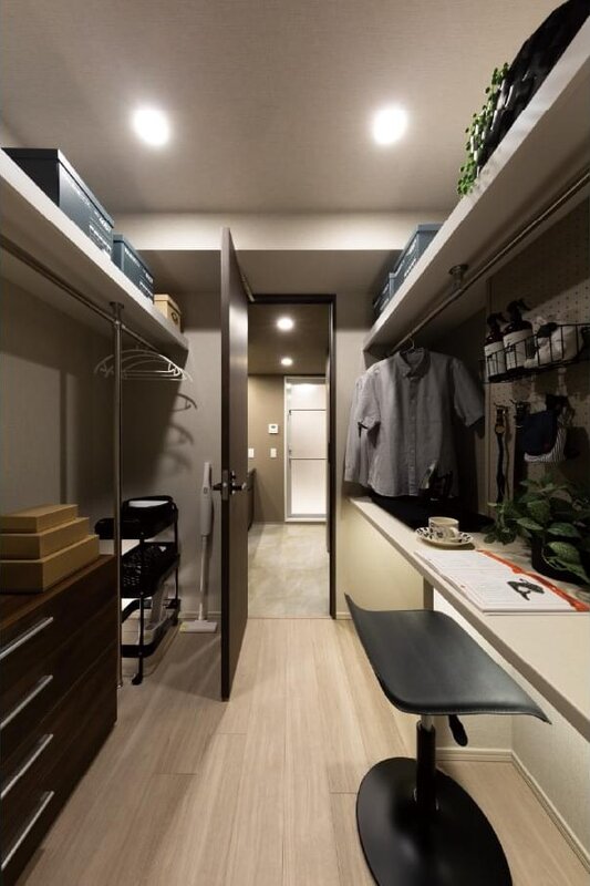 FAMILY CLOSET