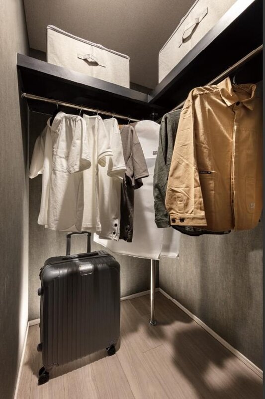 WALK IN CLOSET