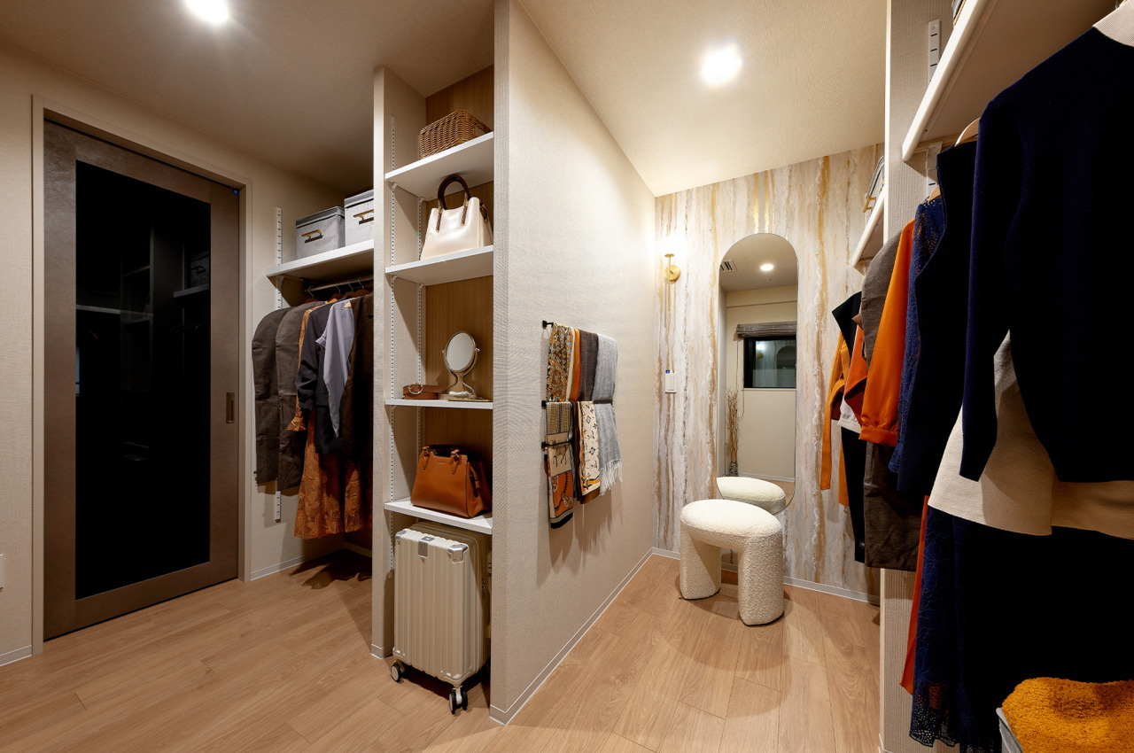 Walkthrough Closet