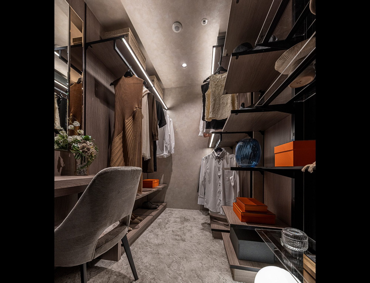 WALK-IN CLOSET