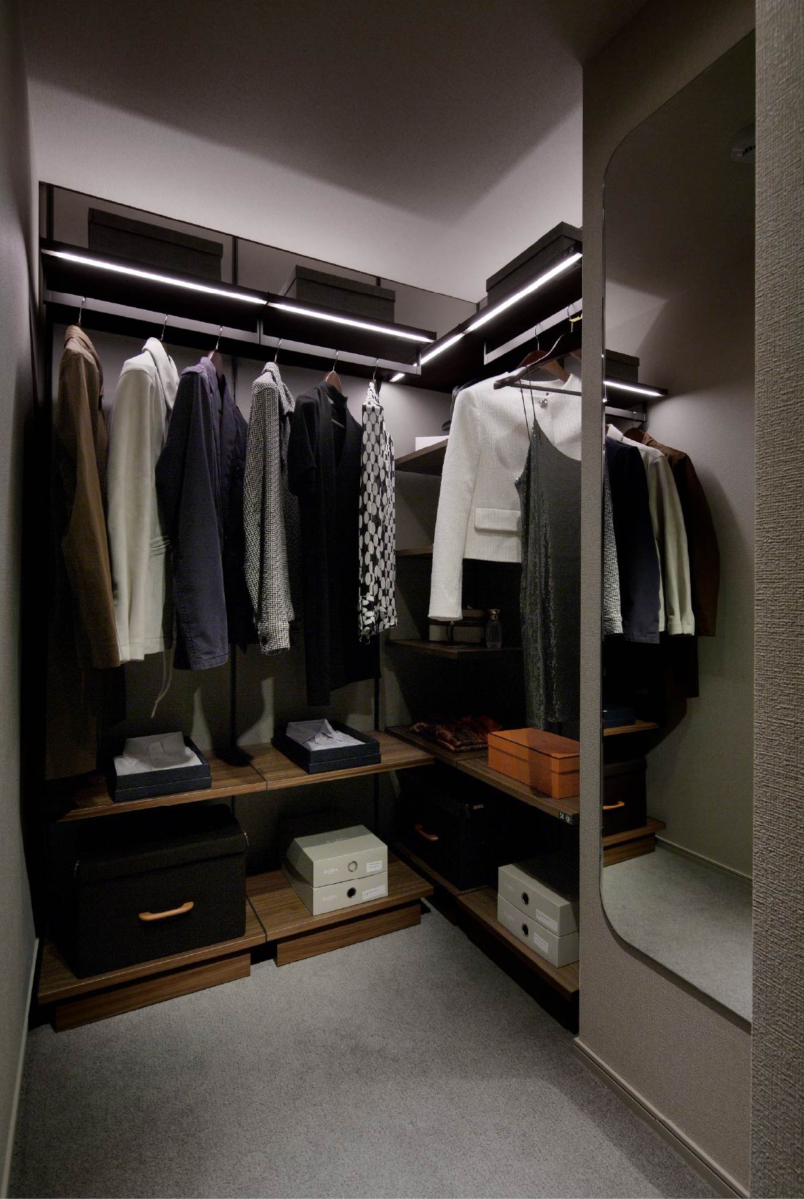 WALK IN CLOSET