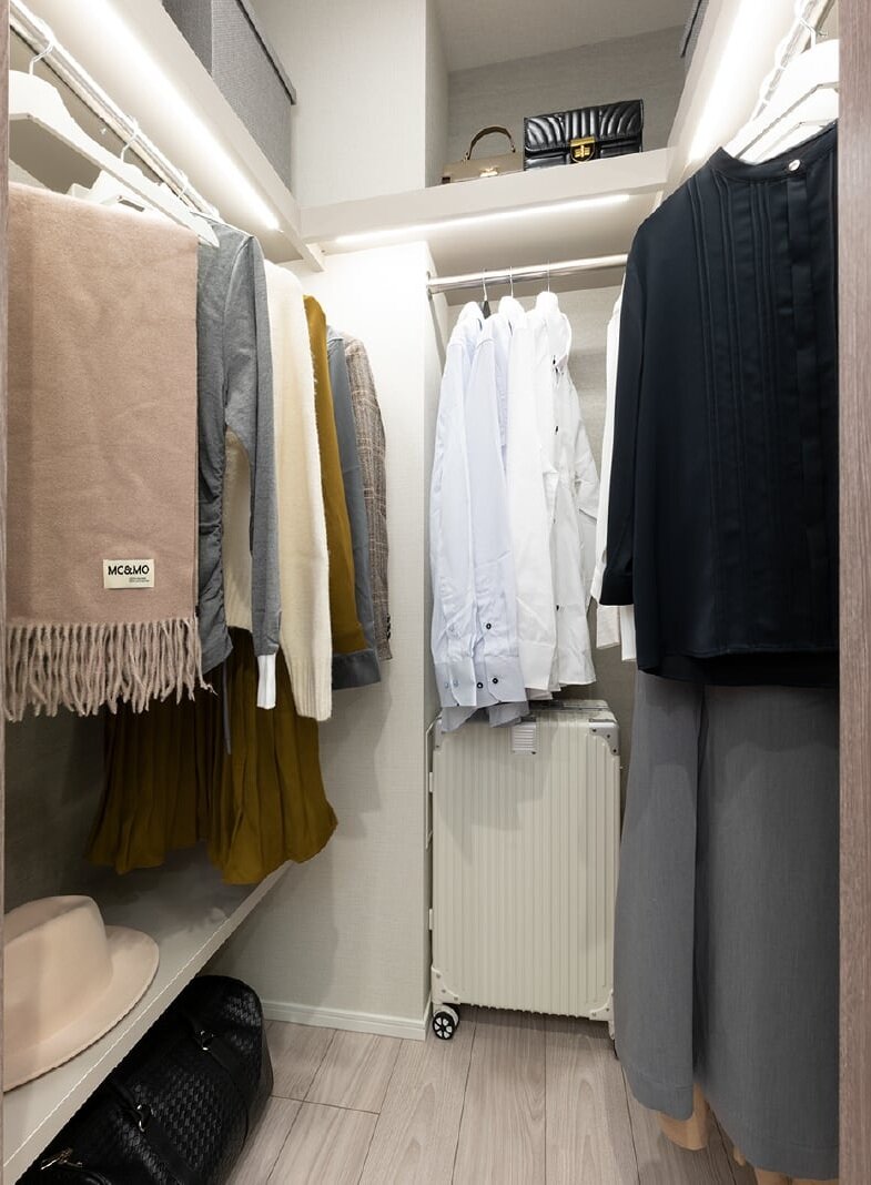 WALK-IN CLOSET