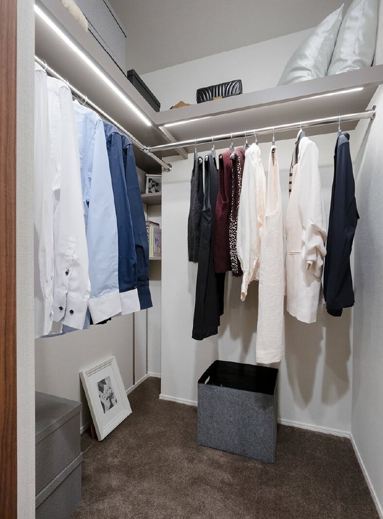 WALK-IN CLOSET