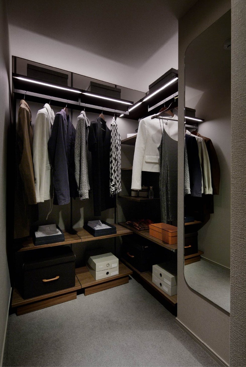 WALK IN CLOSET