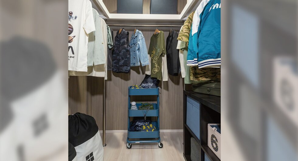 WALK-IN CLOSET