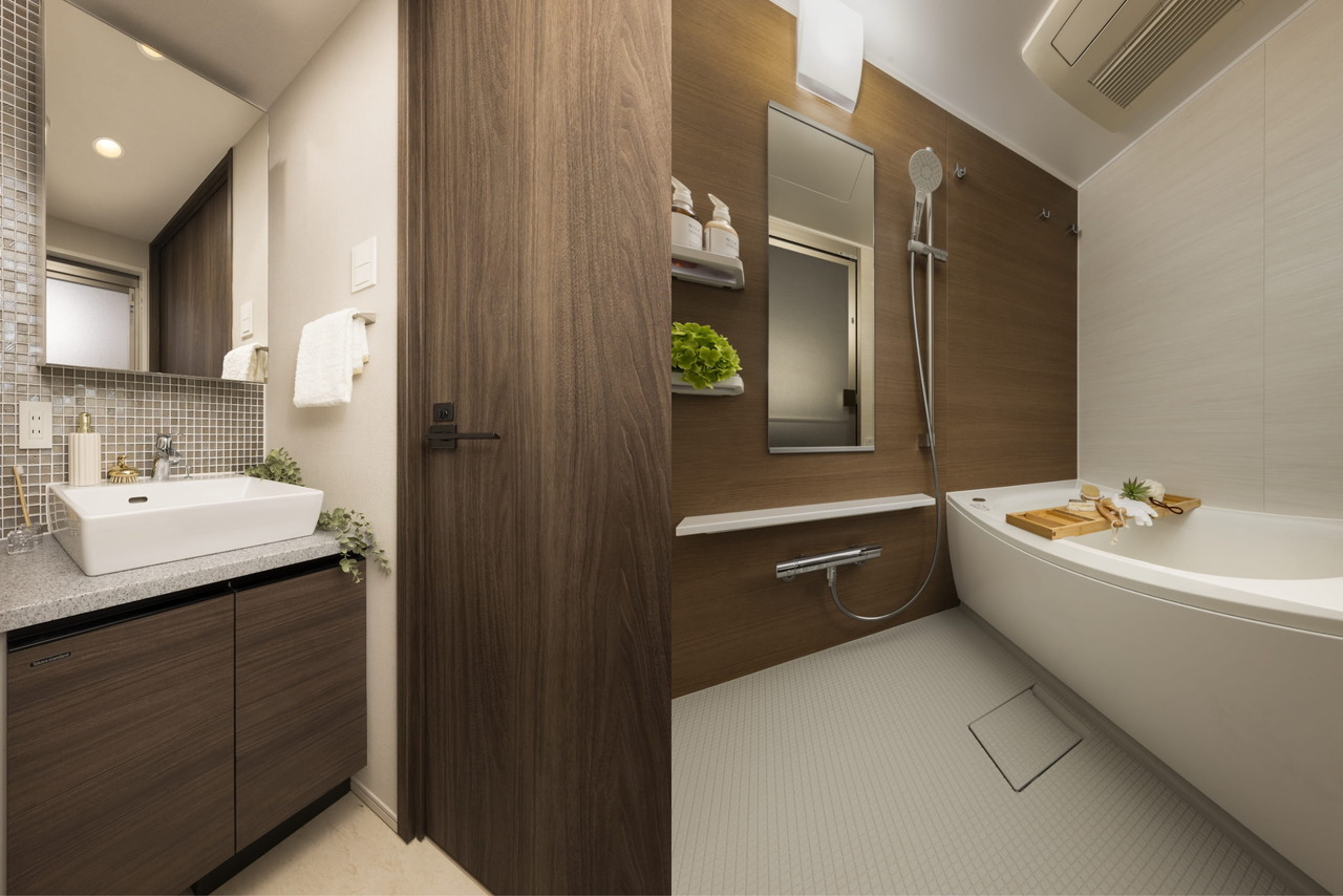 左：洗面室／右：浴室