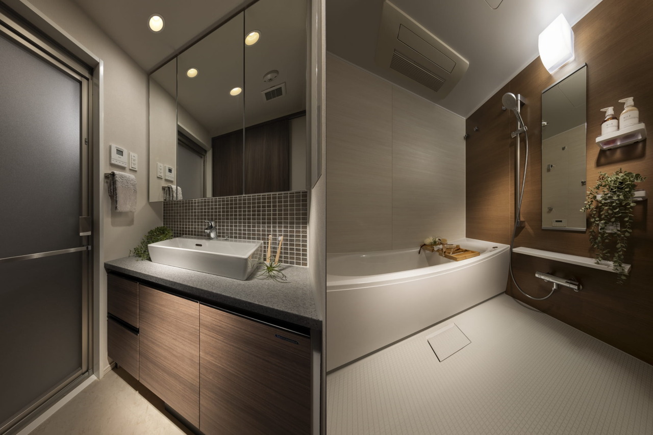 左：洗面室／右：浴室