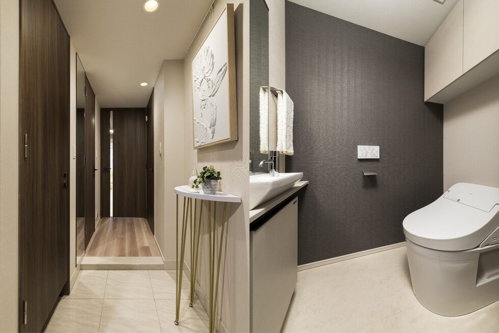 左：玄関／右：トイレ