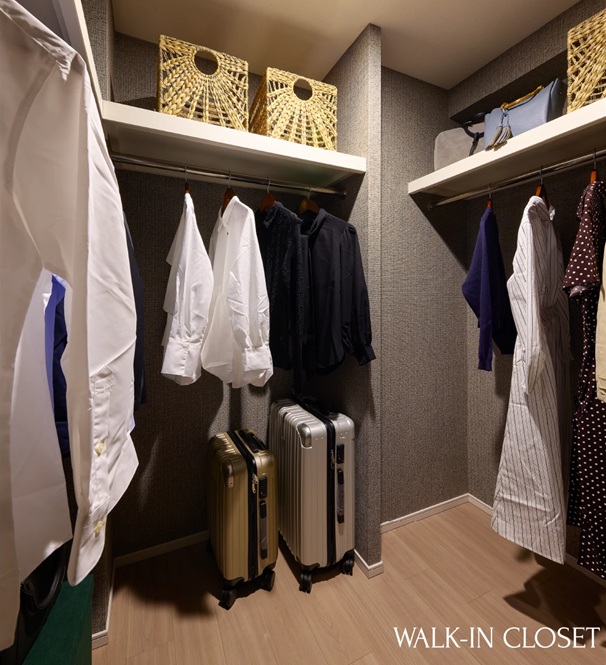WALK-IN CLOSET