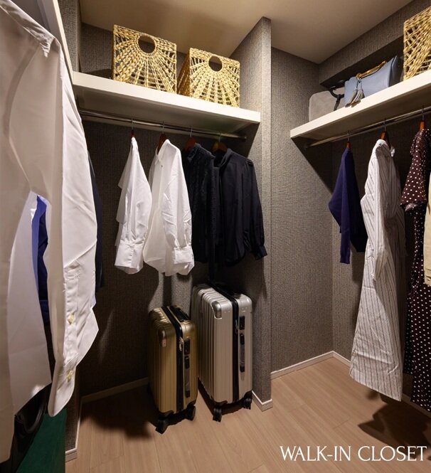 WALK-IN CLOSET