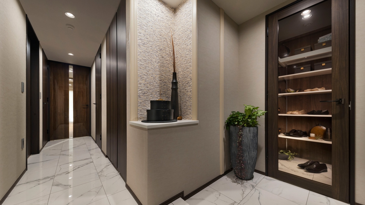 CORRIDOR/ENTRANCE