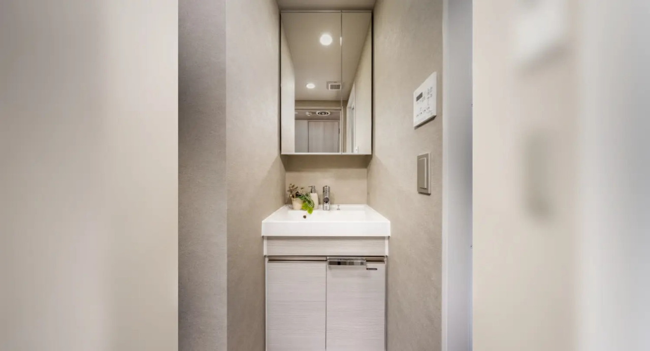 POWDER ROOM
