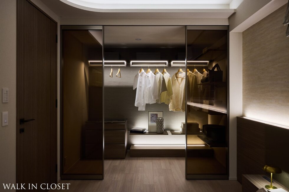 WALK IN CLOSET
