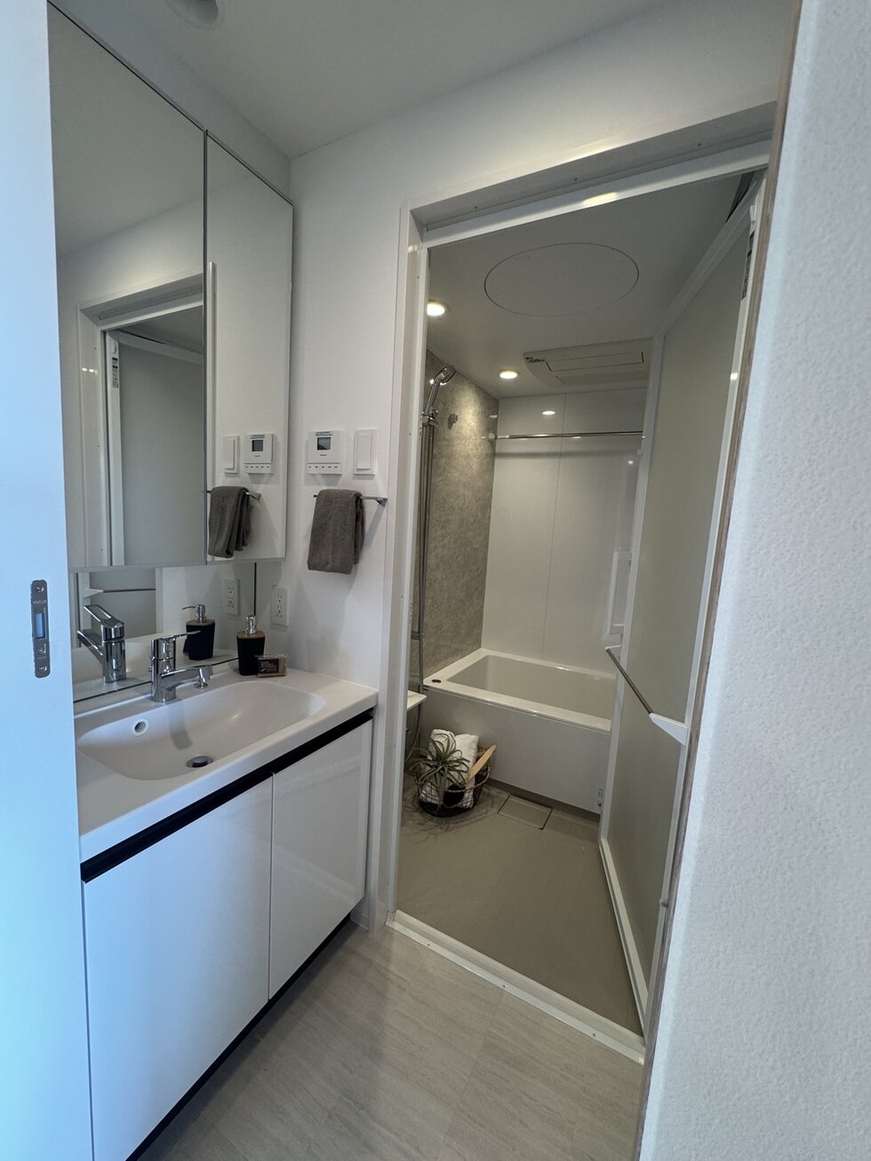 POWDER ROOM／BATHROOM