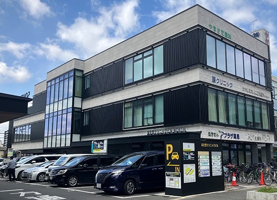 瓜生堂クリニックビル
〈耳鼻咽喉・内・泌尿器・眼・呼吸器内・緩和ケア・外・肛門外〉