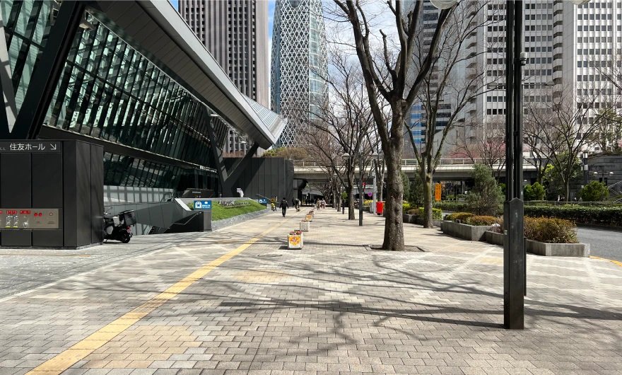 新宿住友ビル前