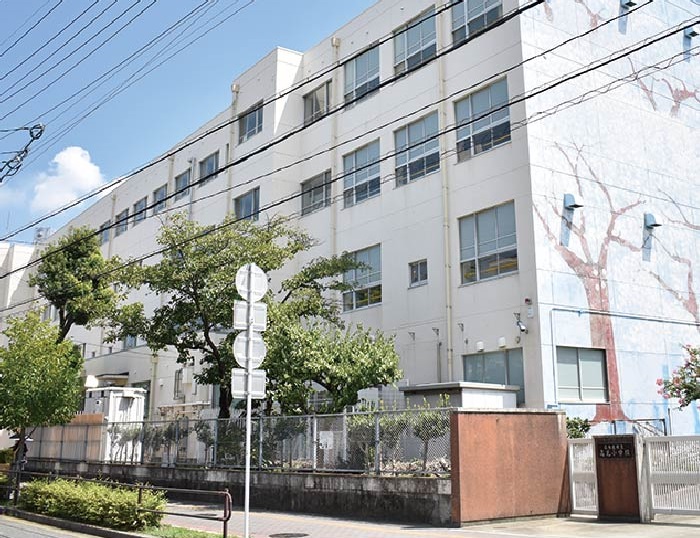 市立高見小学校（正面玄関まで）