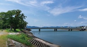 豊川河畔