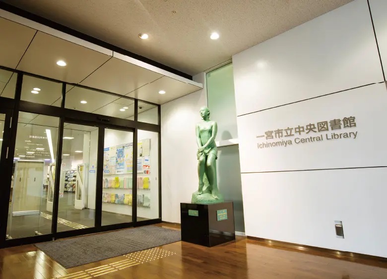 一宮市立中央図書館(児童書エリア)