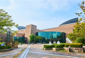 福岡市総合図書館