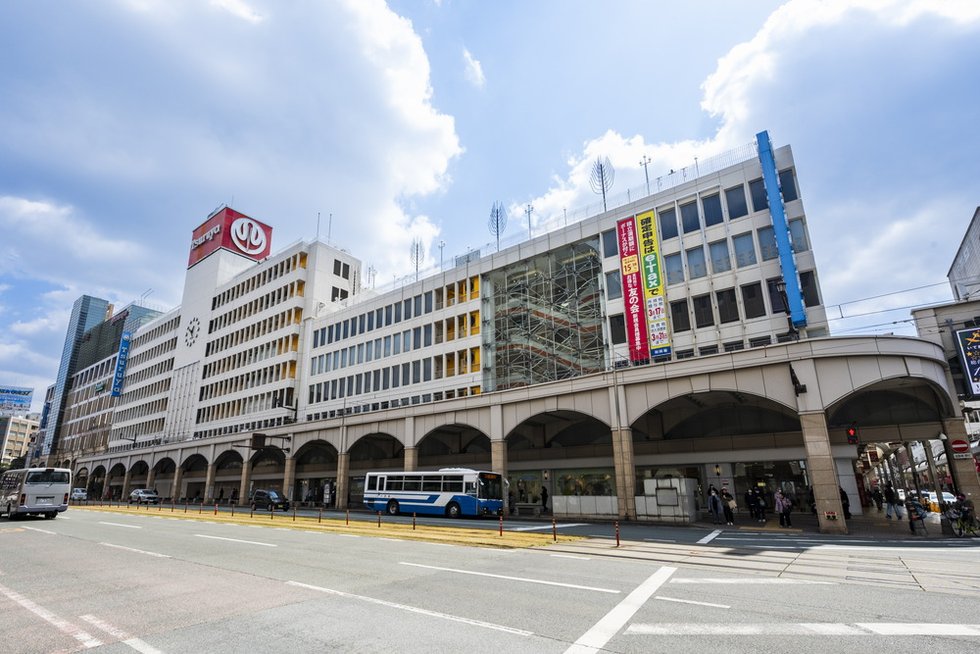 鶴屋百貨店　（徒歩6分・約430m）