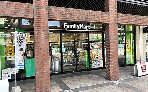 ファミリーマート福岡六本松駅前店