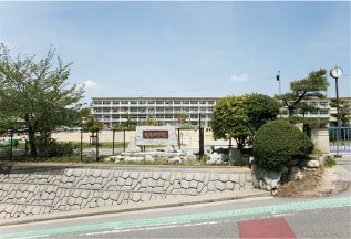 市立 竜海中学校（正門）
