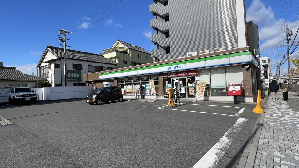 ファミリーマート中川八田店